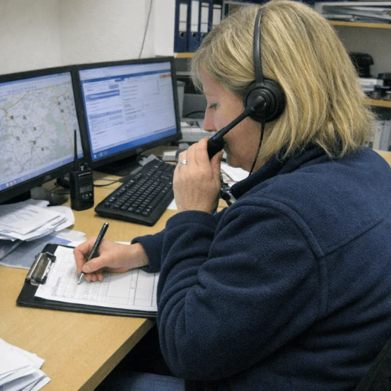Koordinator erfasst die Informationen für den Einsatz am Schreibtisch.
